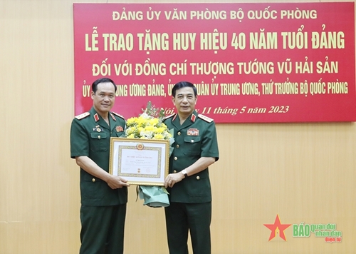 Đại tướng Phan Văn Giang trao Huy hiệu 40 năm tuổi Đảng tặng Thượng tướng Vũ Hải Sản